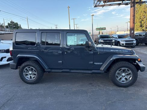 Used 2017 Jeep Wrangler Unlimited Rubicon w/ Connectivity Group AWD/4WD image 5