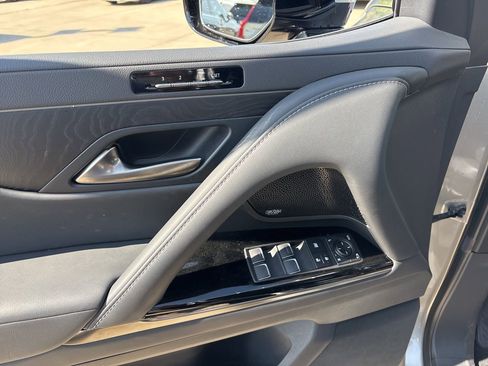 Used 2024 Lexus LX 600 4WD w/ Luxury Package image 17