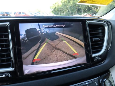 Used 2024 Chrysler Pacifica Touring-L FWD image 12