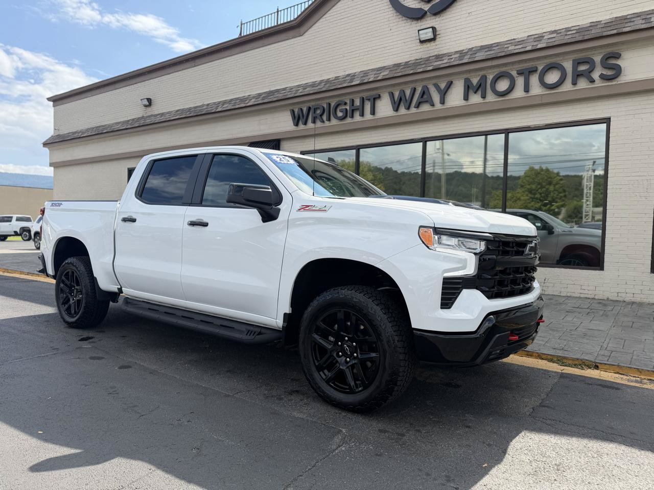 Used 2025 Chevrolet Silverado 1500 LT Trail Boss w/ Convenience Package II AWD/4WD image 1
