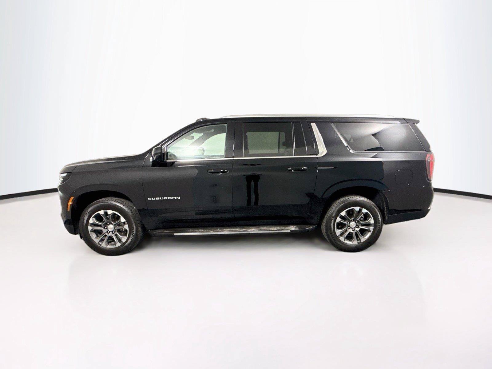 Used 2025 Chevrolet Suburban LS RWD image 2