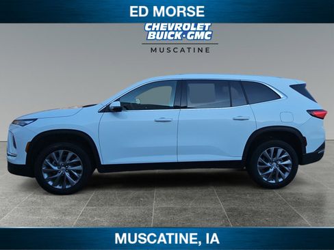 Used 2025 Buick Enclave Preferred image 2