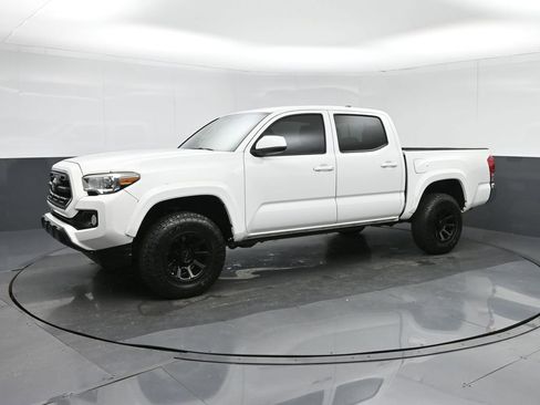 Used 2017 Toyota Tacoma SR5 w/ Tow Package image 3