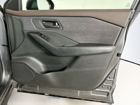 Used 2023 Nissan Rogue S image 30