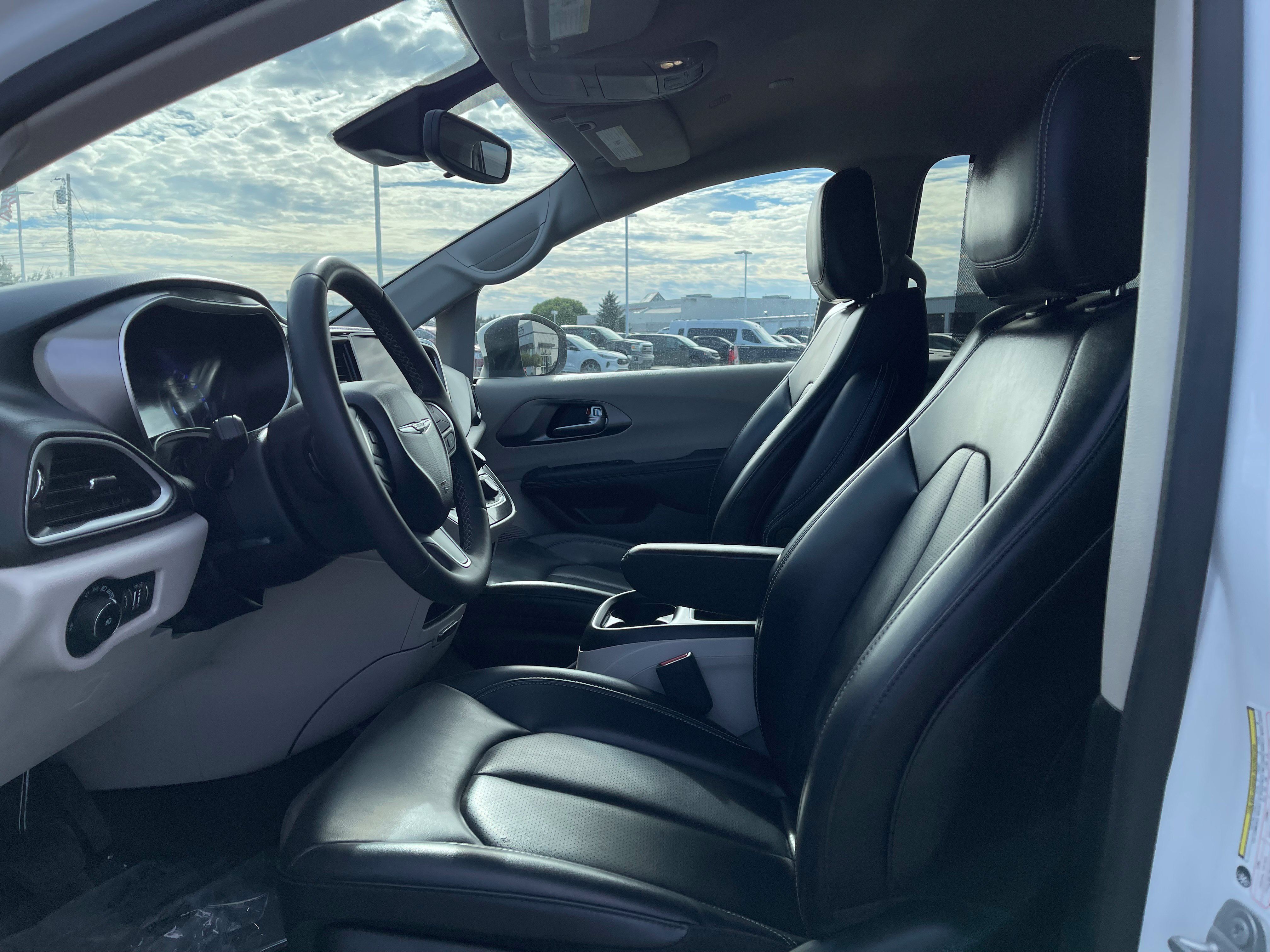 Used 2023 Chrysler Pacifica Touring-L FWD image 13