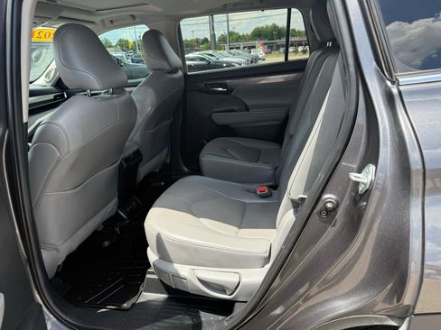 Used 2021 Toyota Highlander Limited FWD image 16
