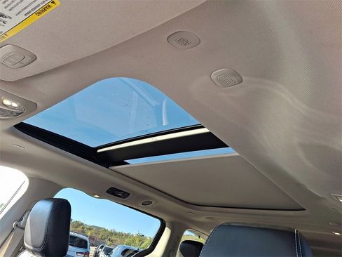 Used 2023 Chrysler Pacifica Limited image 15