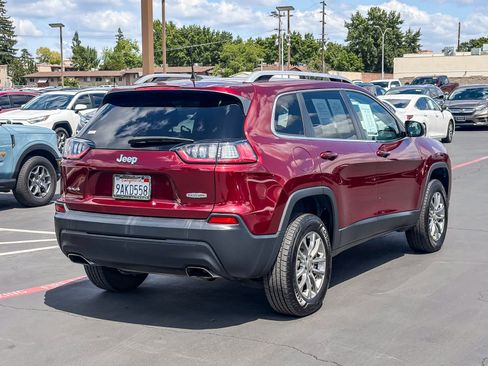 Used 2019 Jeep Cherokee Latitude Plus w/ Cold Weather Group AWD/4WD image 4