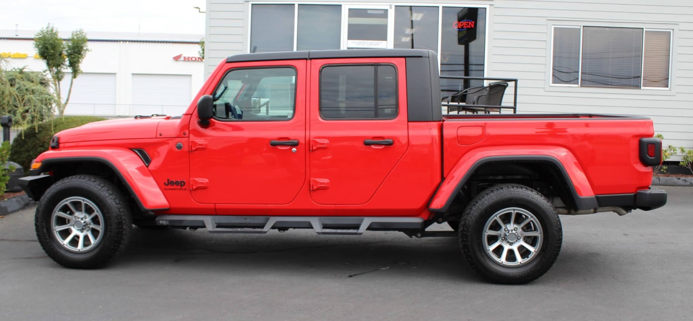 Used 2024 Jeep Gladiator Sport AWD/4WD image 3