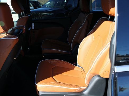 New 2026 Chrysler Pacifica Pinnacle image 28