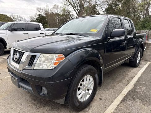 Used 2018 Nissan Frontier SV image 2