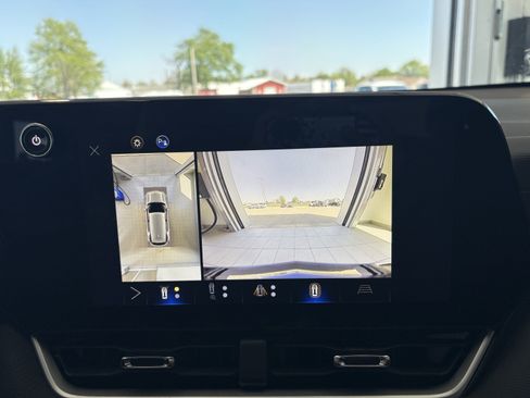 Used 2025 Chevrolet Equinox LT w/ Convenience Package II FWD image 17