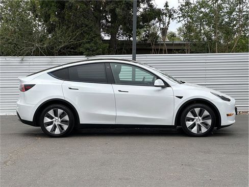 Used 2021 Tesla Model Y Long Range AWD/4WD image 9