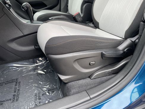 Used 2020 Chevrolet Trax LT image 11