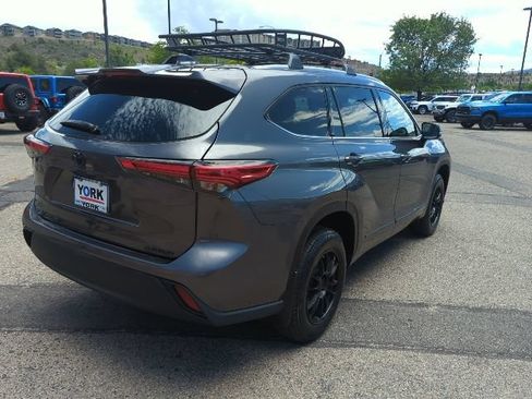 Used 2022 Toyota Highlander XLE AWD/4WD image 4