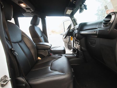 Used 2018 Jeep Wrangler Unlimited Sport S image 25