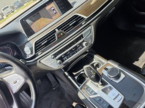 Used 2022 BMW 740i w/ Premium Package RWD image 12