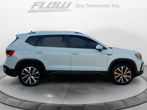 Used 2023 Volkswagen Taos SE w/ Panoramic Sunroof Package AWD/4WD image 10
