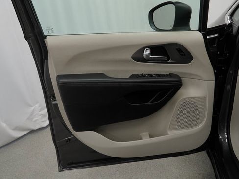 Certified 2023 Chrysler Pacifica Touring-L image 41