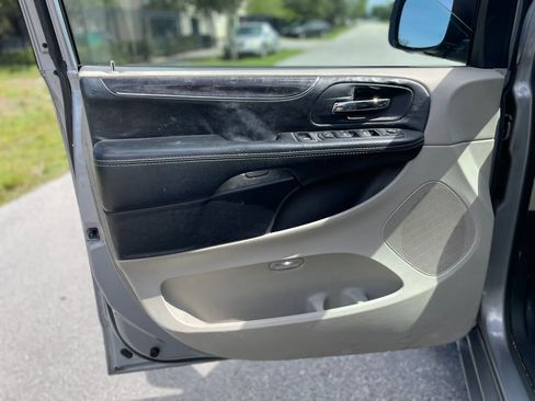 Used 2014 Chrysler Town & Country Touring FWD image 24