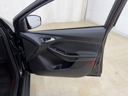 Used 2018 Ford Focus SE w/ SE Appearance Package image 8
