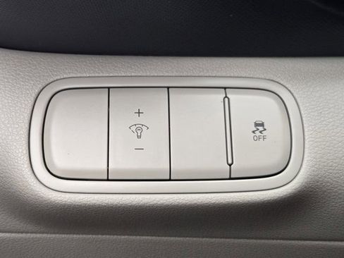 Certified 2025 Hyundai Venue SEL image 22