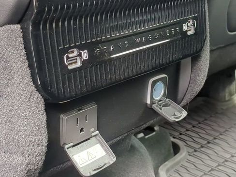 Used 2025 Jeep Grand Wagoneer L Series III w/ Rear Seat Video Group 1 AWD/4WD image 18