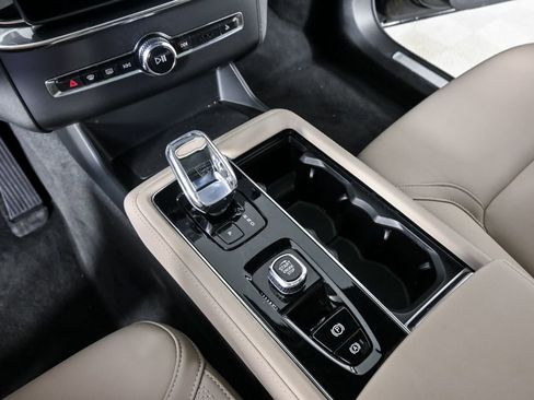 Certified 2025 Volvo XC90 B6 Plus image 19