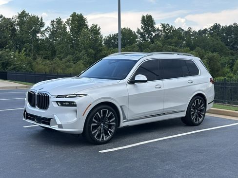 Used 2024 BMW X7 xDrive40i w/ Premium Package AWD/4WD image 4