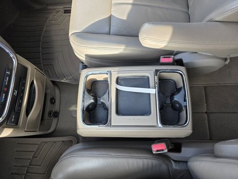 Used 2015 Chrysler Town & Country Limited Platinum image 25