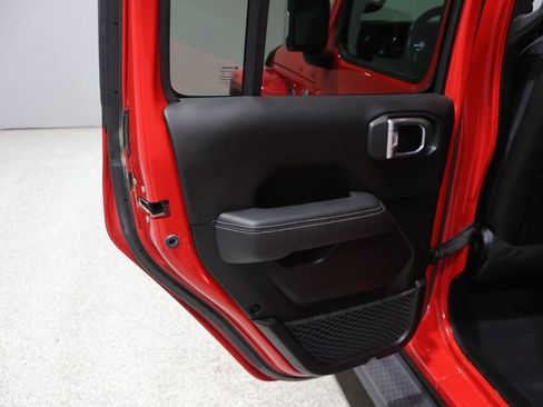 Used 2019 Jeep Wrangler Unlimited Sahara w/ Uconnect 4C Nav & Sound Group AWD/4WD image 17