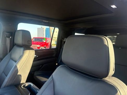 Used 2024 Chevrolet Suburban Z71 w/ Luxury Package AWD/4WD image 8