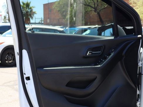 Used 2020 Chevrolet Trax LS FWD image 36