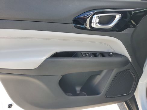 Used 2022 Jeep Compass Limited image 25