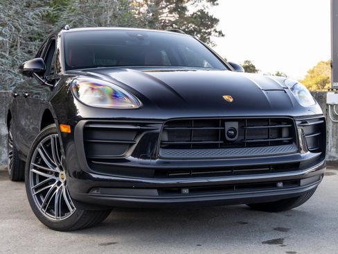 Certified 2023 Porsche Macan image 9