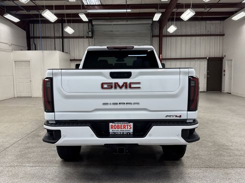 Used 2025 GMC Sierra 2500 AT4 image 18