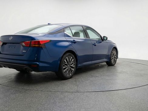 Used 2025 Nissan Altima 2.5 SV image 9