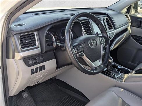 Used 2019 Toyota Highlander XLE image 14
