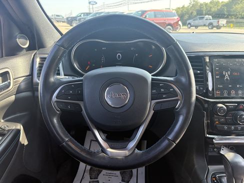 Used 2019 Jeep Grand Cherokee Laredo AWD/4WD image 24
