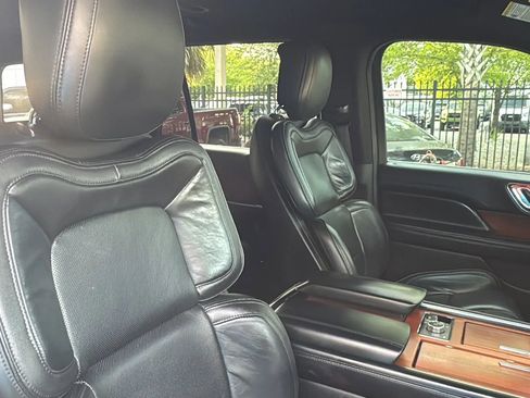 Used 2018 Lincoln Navigator Premiere AWD/4WD image 11