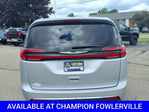Used 2023 Chrysler Pacifica Touring-L FWD image 6