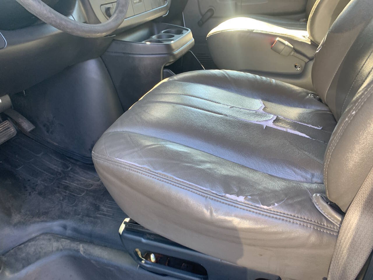 Used 2010 Chevrolet Express 1500 RWD image 13