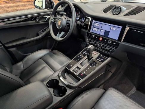 Used 2025 Porsche Macan AWD/4WD image 14