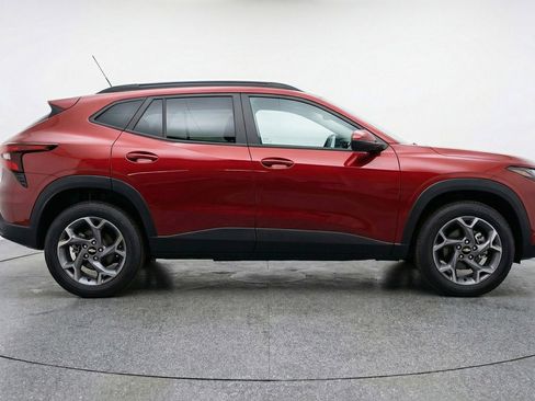 Used 2025 Chevrolet Trax LT image 8