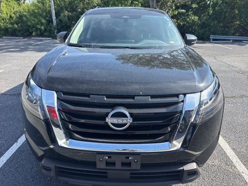 Used 2024 Nissan Pathfinder SV image 2
