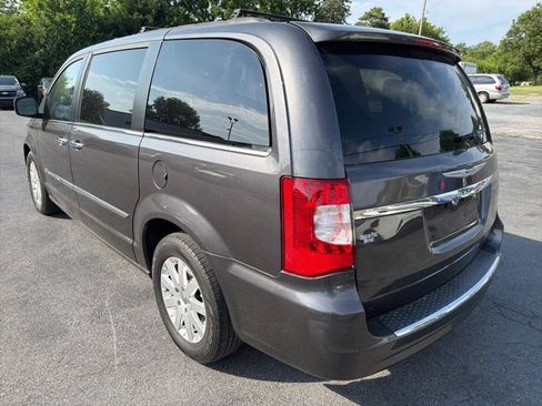 Used 2016 Chrysler Town & Country Touring w/ Driver Convenience Group FWD image 10