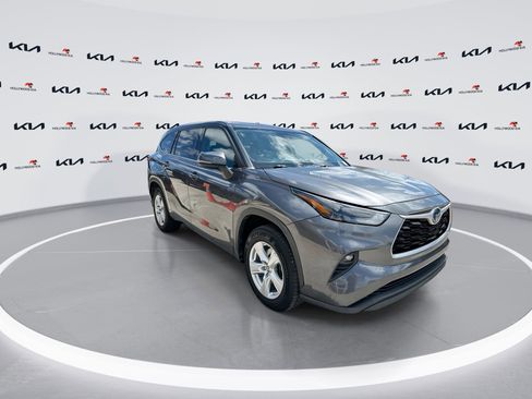 Used 2022 Toyota Highlander LE image 2