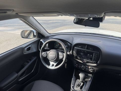 Used 2025 Kia Soul LX w/ LX Technology Package FWD image 32