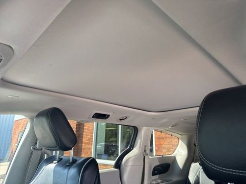 Used 2023 Chrysler Pacifica Limited FWD image 12