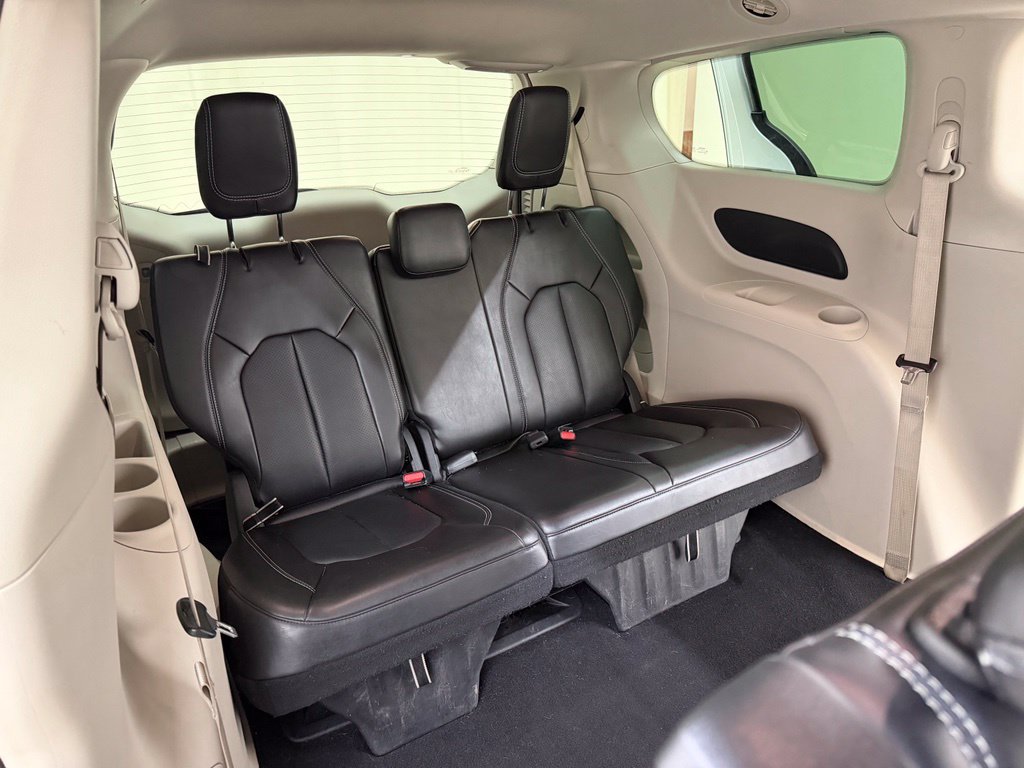Used 2023 Chrysler Pacifica Touring-L FWD image 14